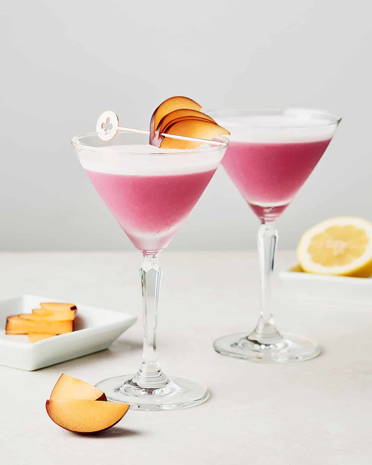 Plum & Cinnamon Gin and Sour drinkar med garnetyr